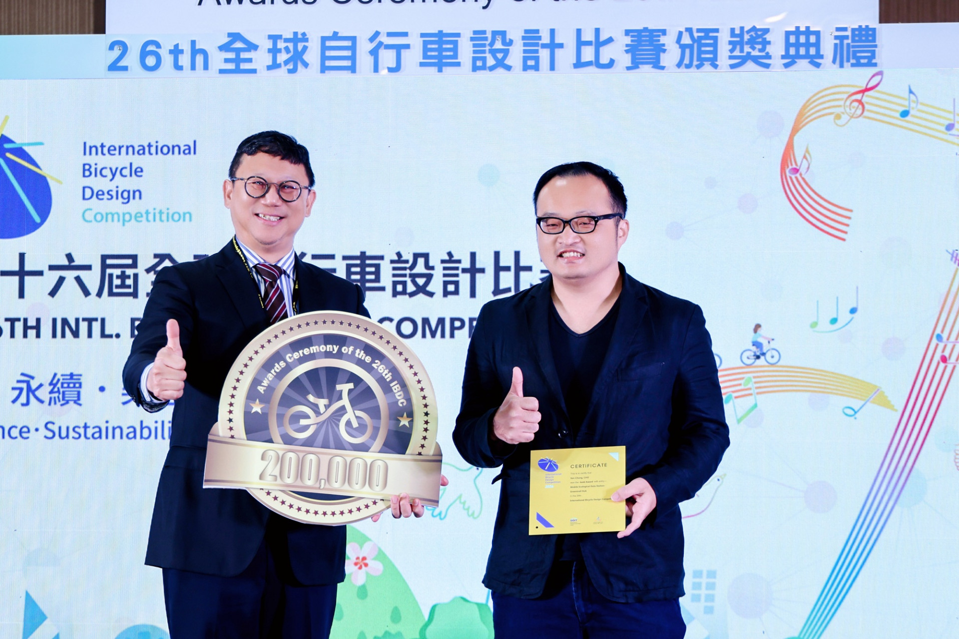 圖三_經濟部主任秘書莊銘池(左)將金牌獎頒贈給得獎者卓彥充